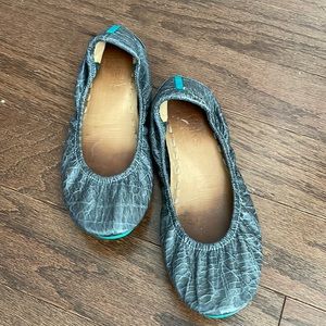 Gray crocodile tieks size 5